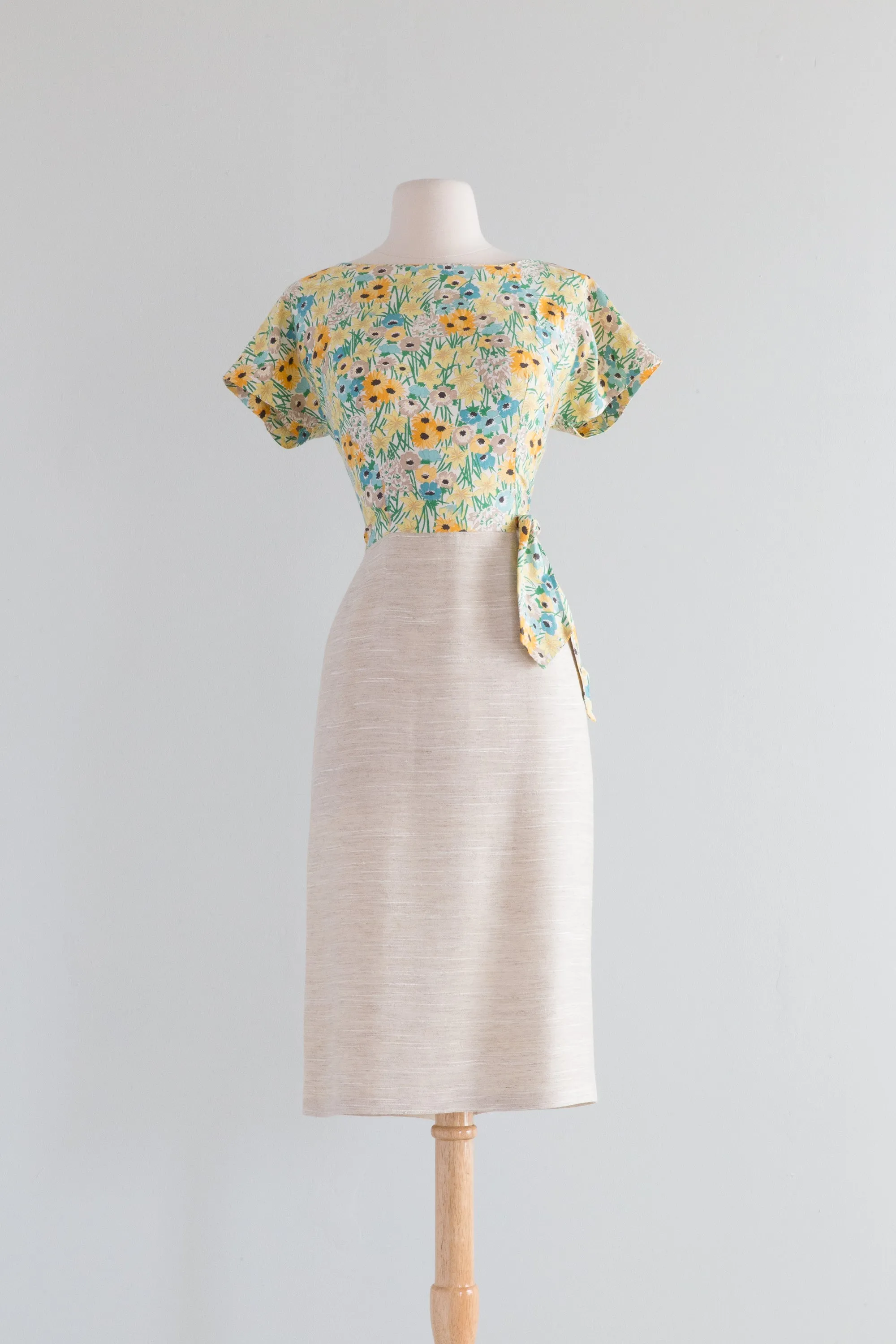 Beautiful Early 1960's Spring Floral Print Wiggle Dress / Medium