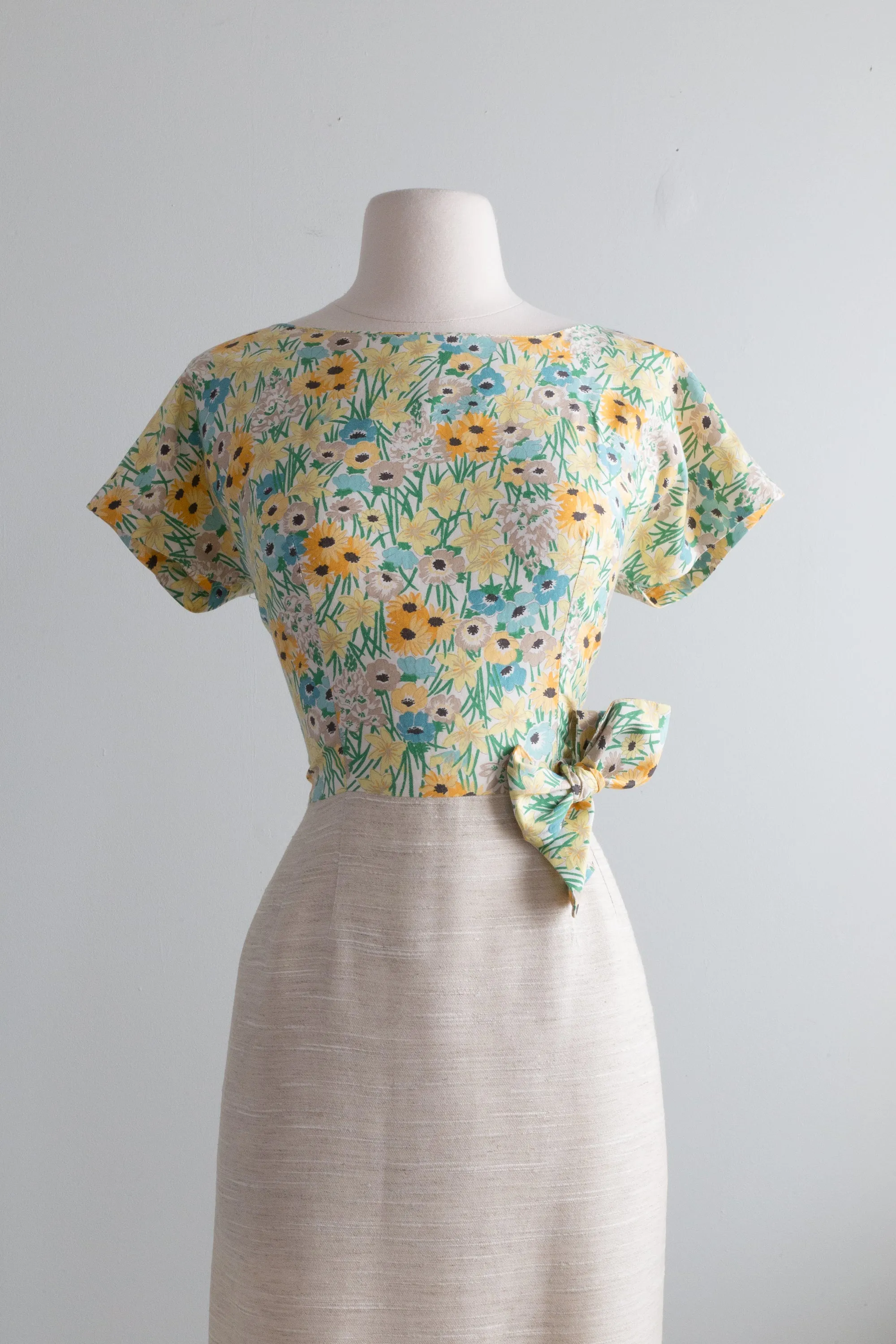 Beautiful Early 1960's Spring Floral Print Wiggle Dress / Medium