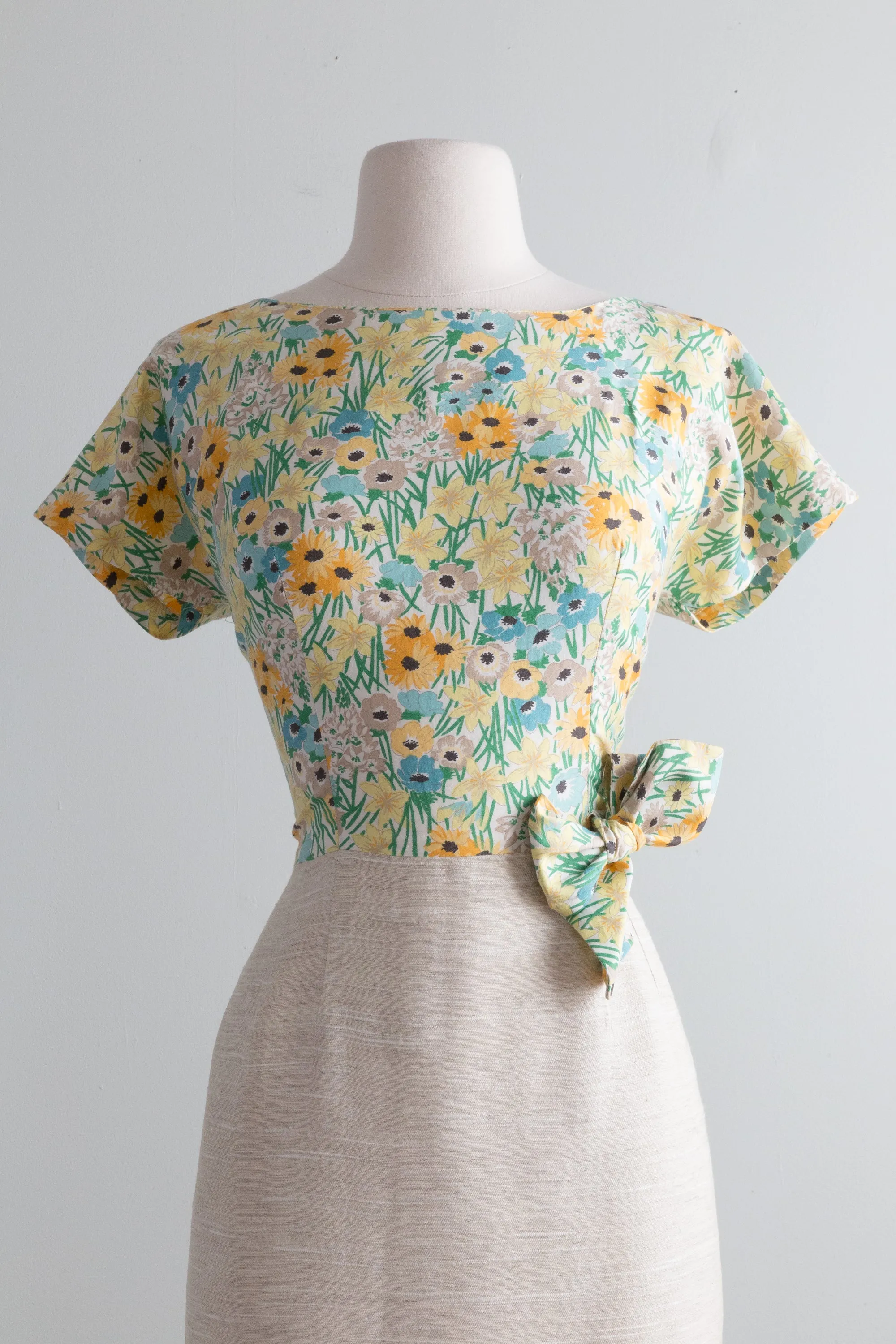 Beautiful Early 1960's Spring Floral Print Wiggle Dress / Medium