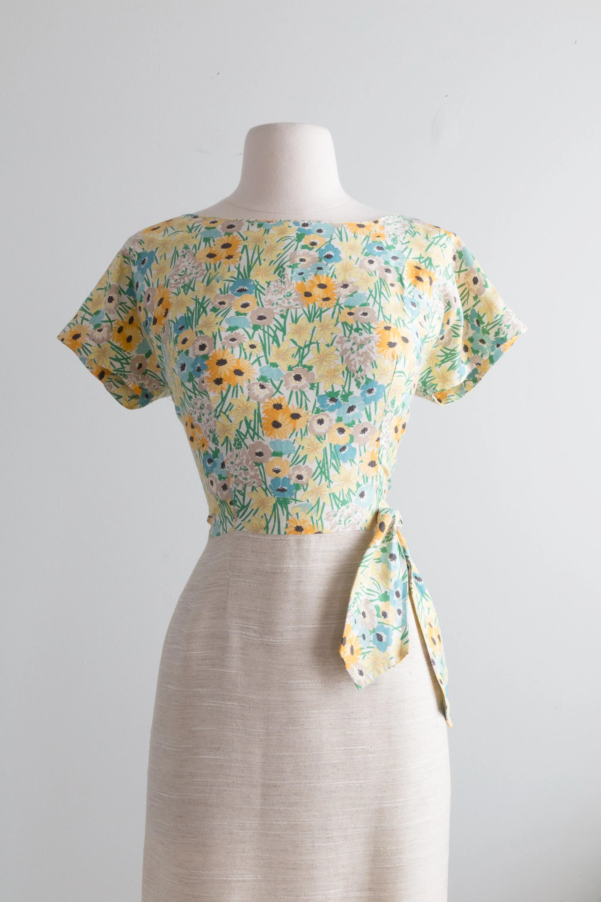 Beautiful Early 1960's Spring Floral Print Wiggle Dress / Medium