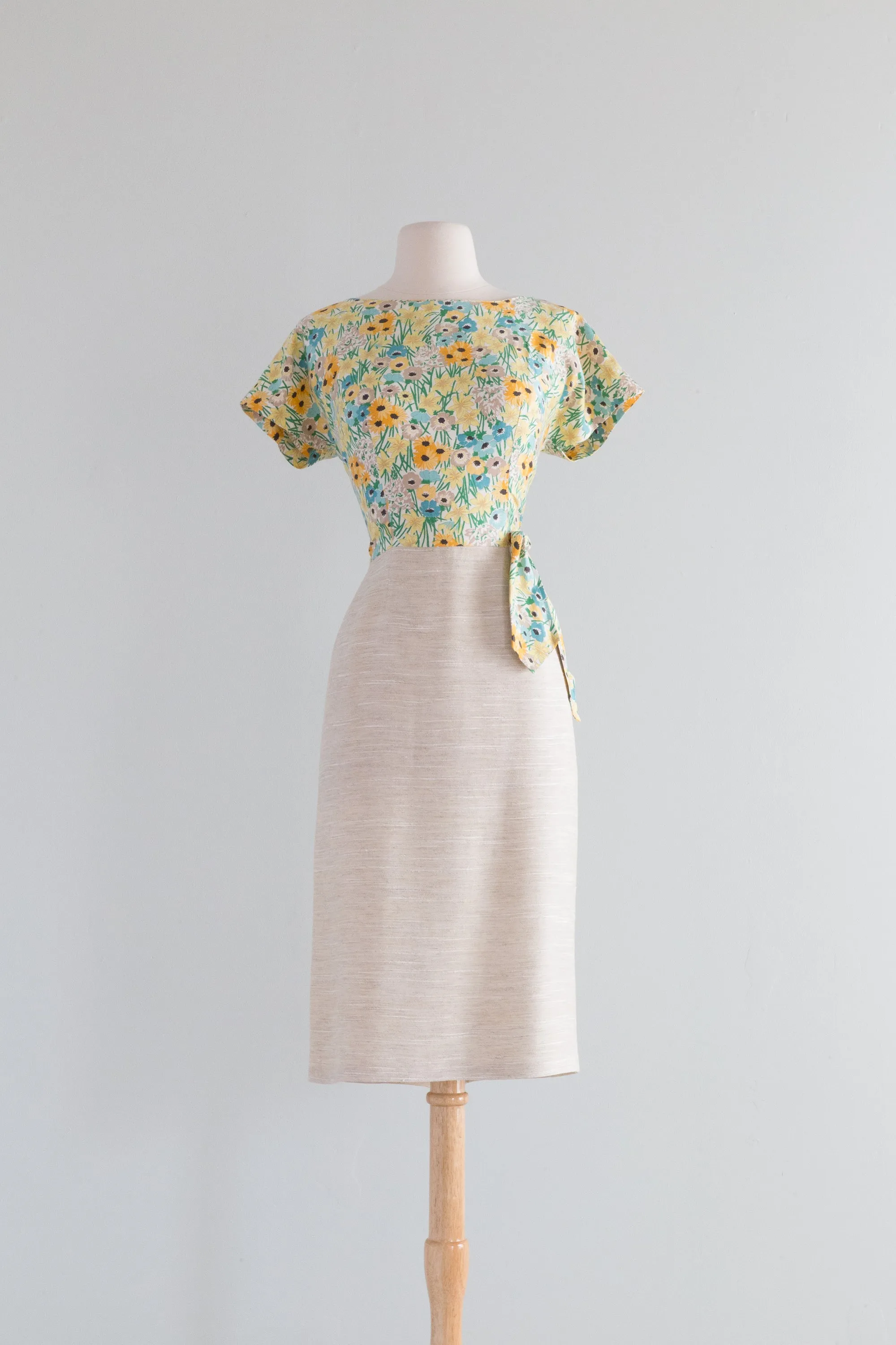 Beautiful Early 1960's Spring Floral Print Wiggle Dress / Medium