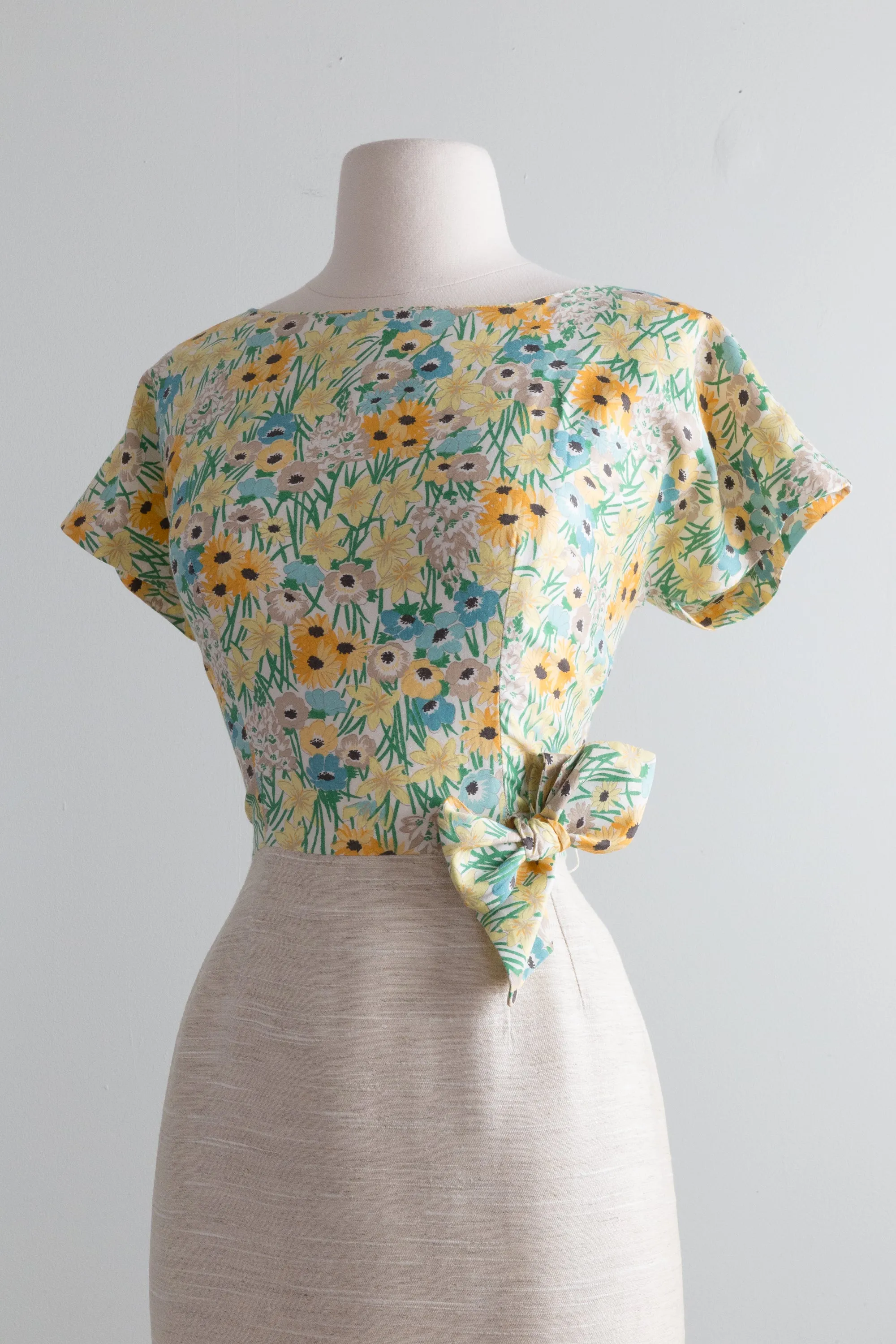 Beautiful Early 1960's Spring Floral Print Wiggle Dress / Medium