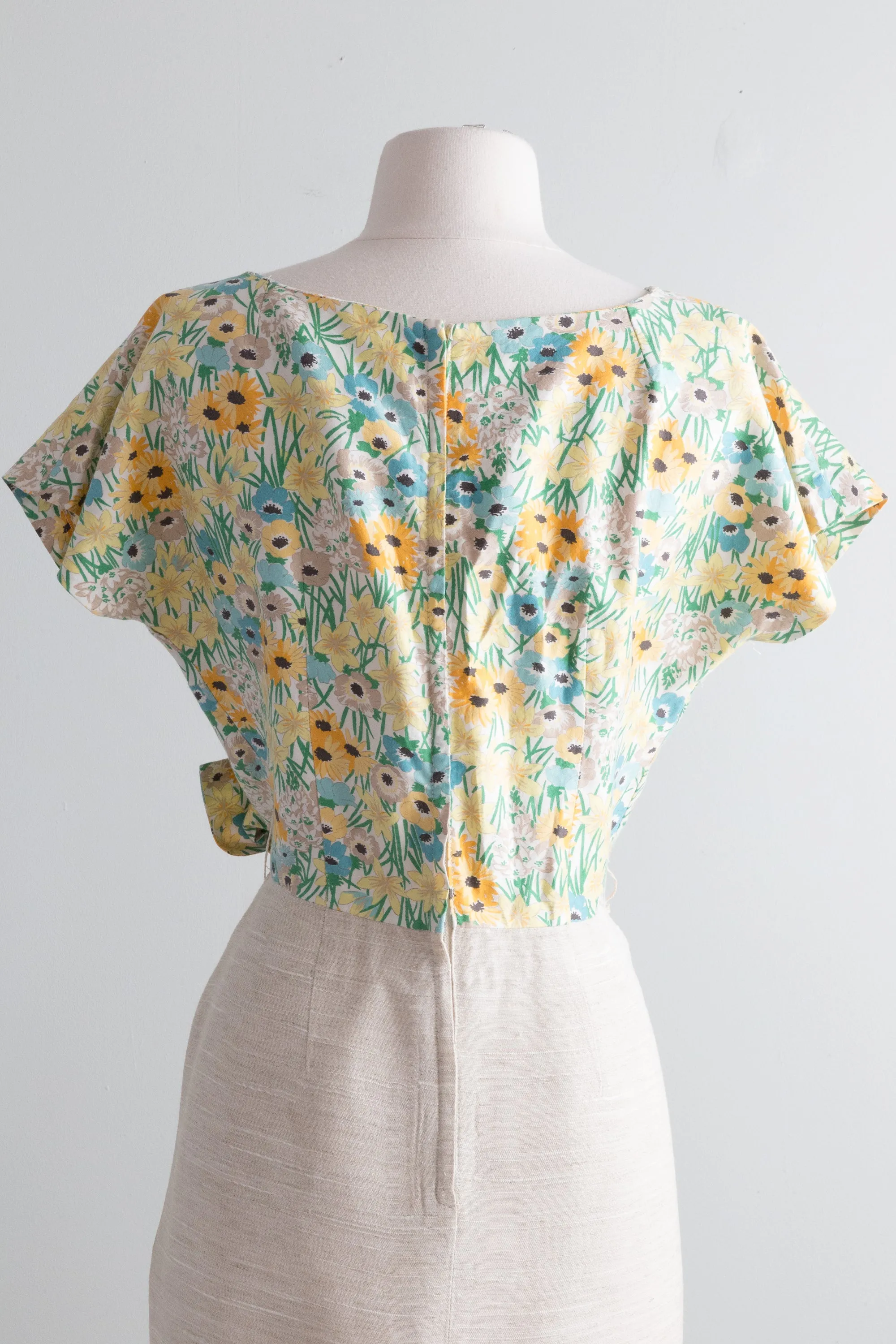 Beautiful Early 1960's Spring Floral Print Wiggle Dress / Medium