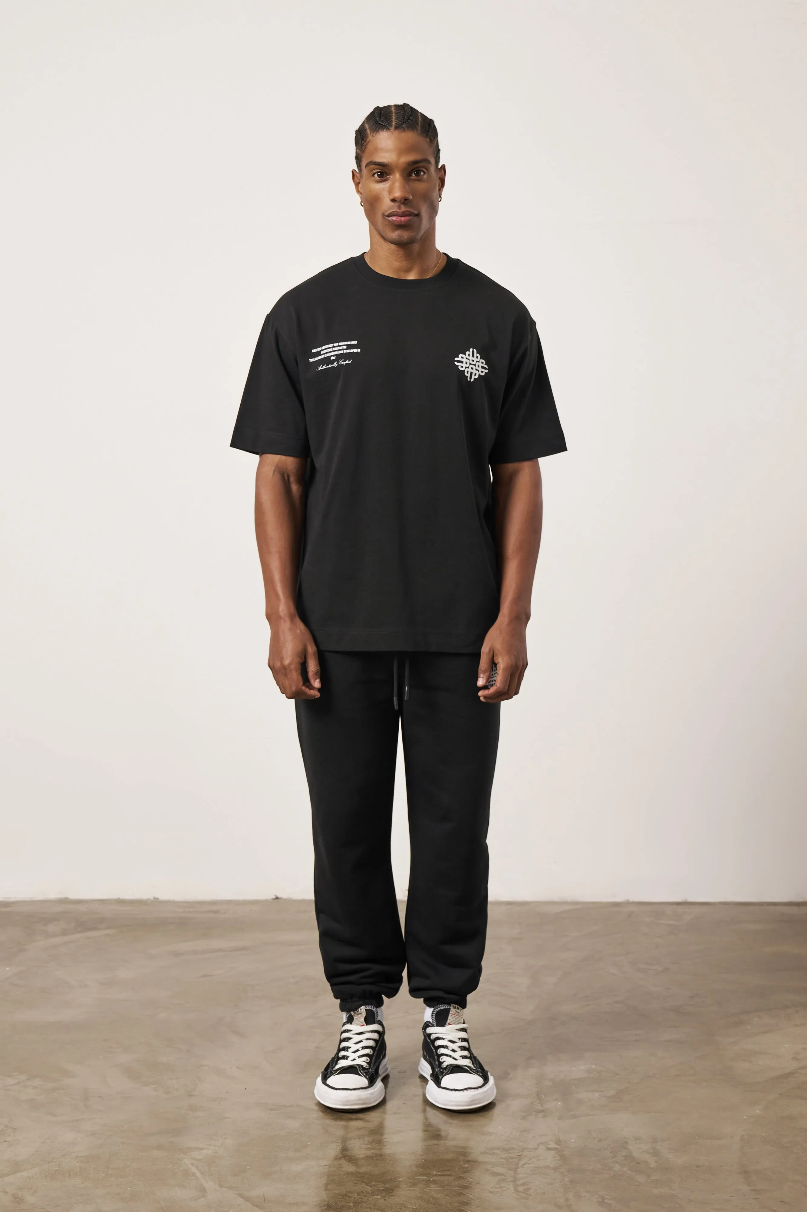 REPEAT EMBLEM SCRIPT RELAXED T-SHIRT - BLACK