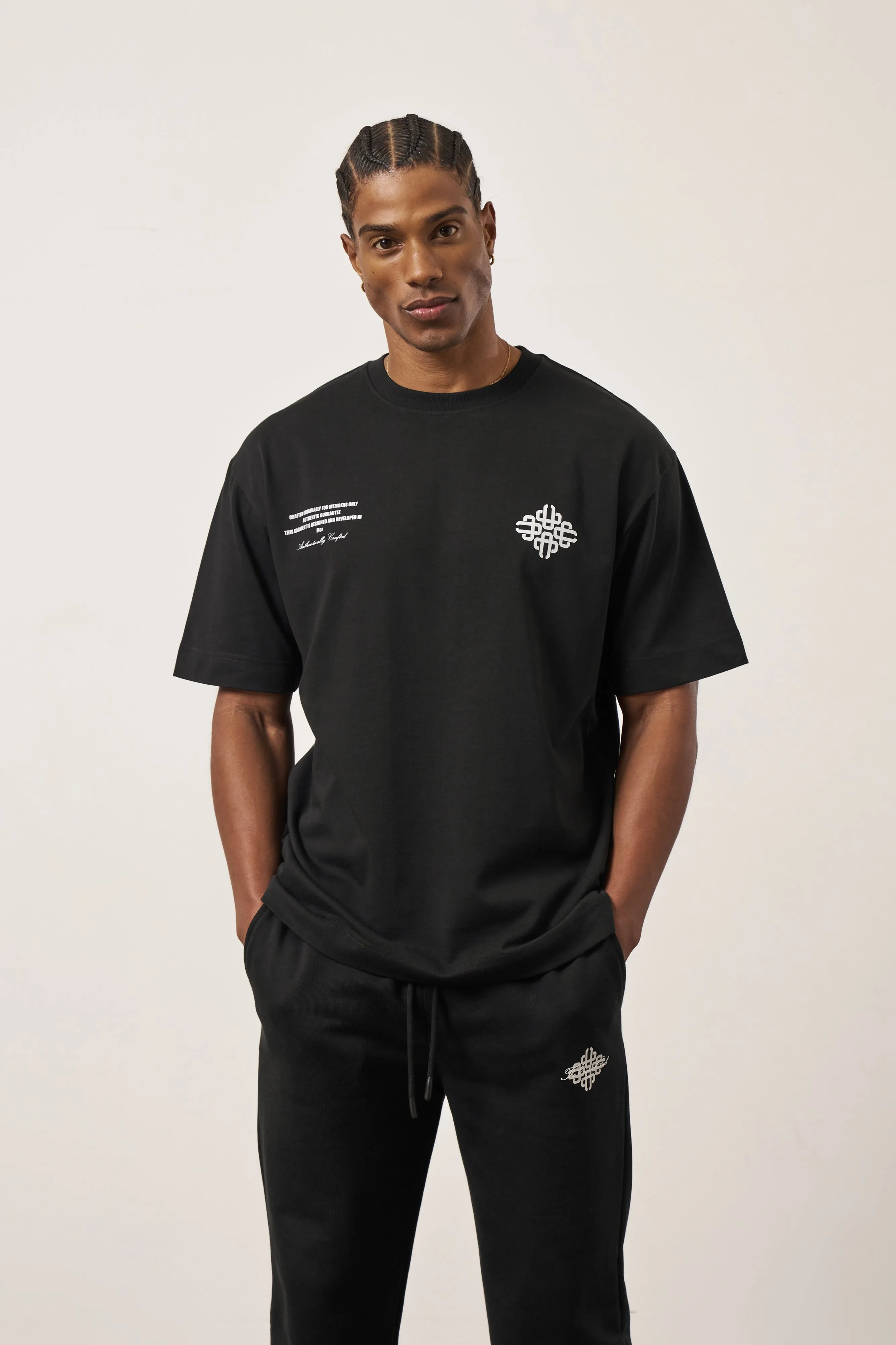 REPEAT EMBLEM SCRIPT RELAXED T-SHIRT - BLACK