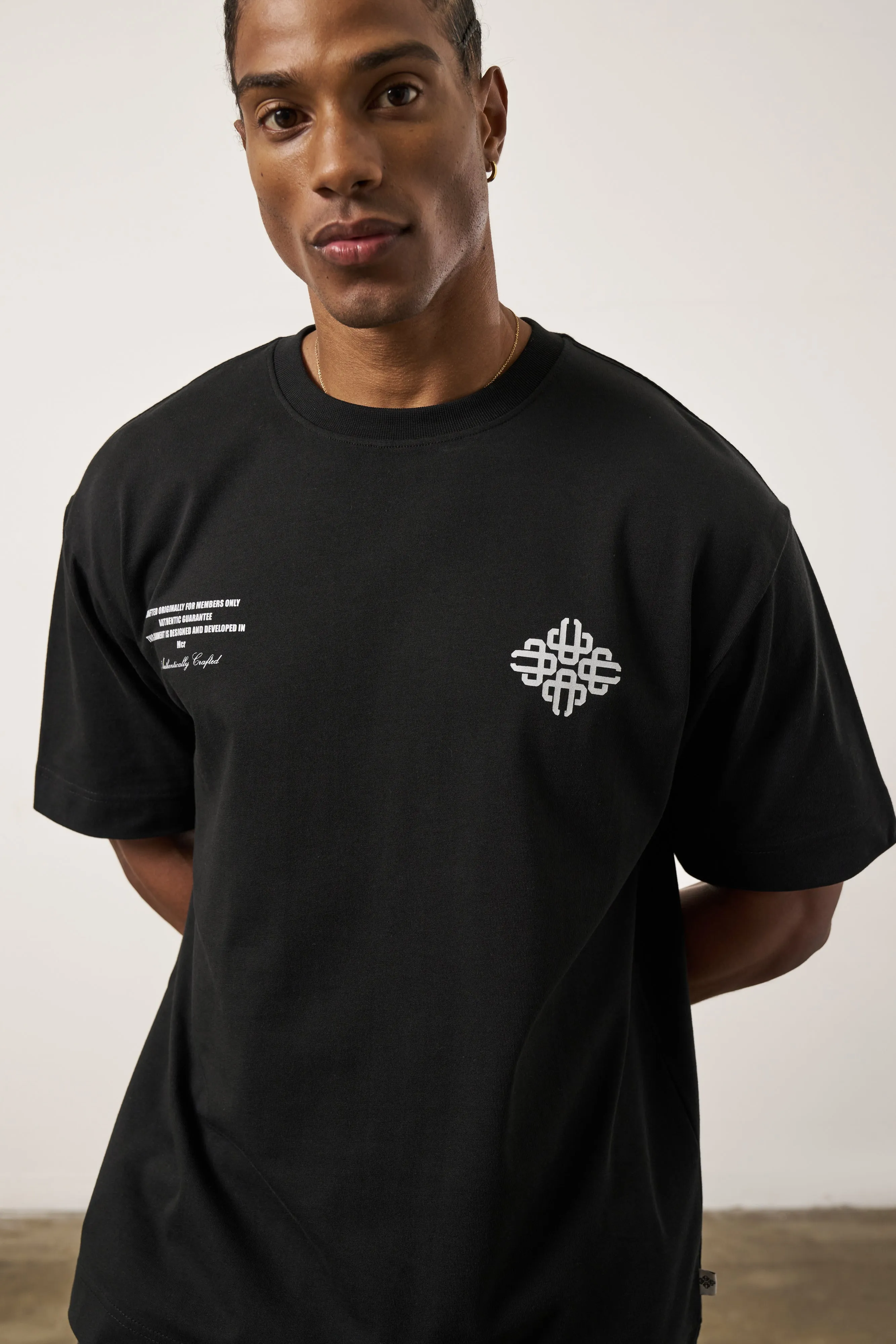 REPEAT EMBLEM SCRIPT RELAXED T-SHIRT - BLACK